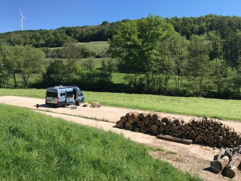 Befestigter Platz im Enztal mit Zugang zur Enz