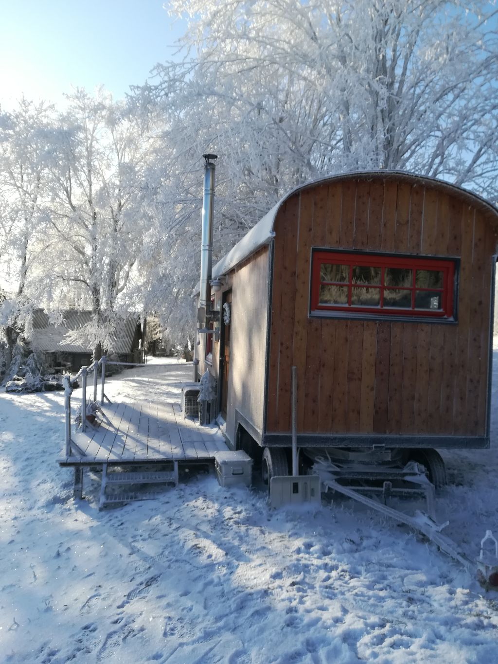 Casa minuscola nella Foresta della Franconia, proprio ai margini del bosco