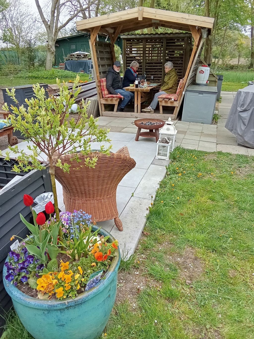 Gartenparadies inmitten von Feldern und Wiesen