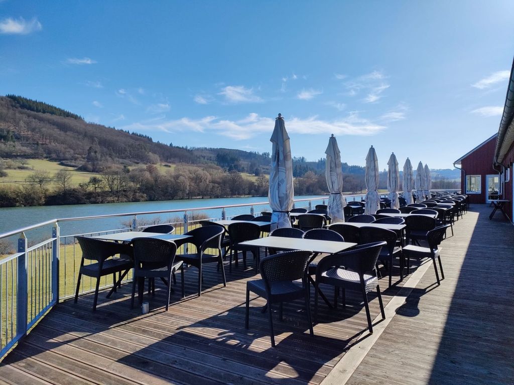 Schwanennest am See in Alleinlage