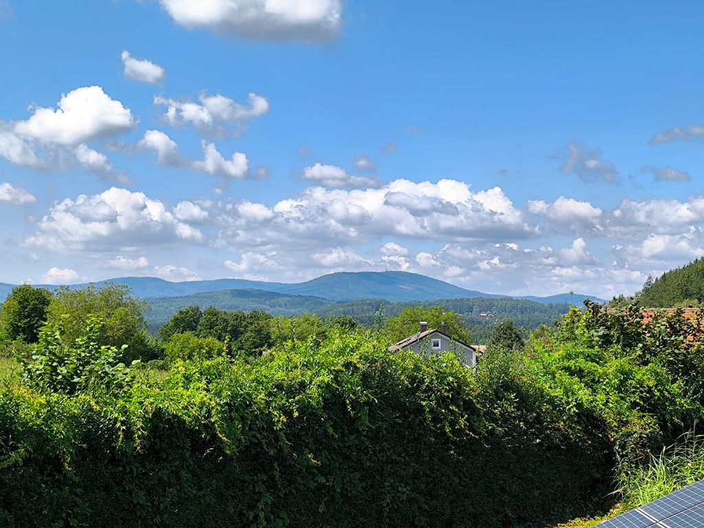 Piazzola con vista lontana su Cerchov (Repubblica Ceca)