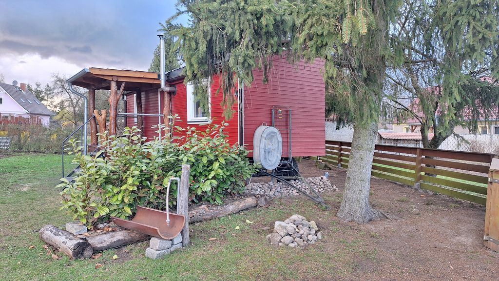 Casa minuscola "Ab-Hänger" in campagna vicino agli animali