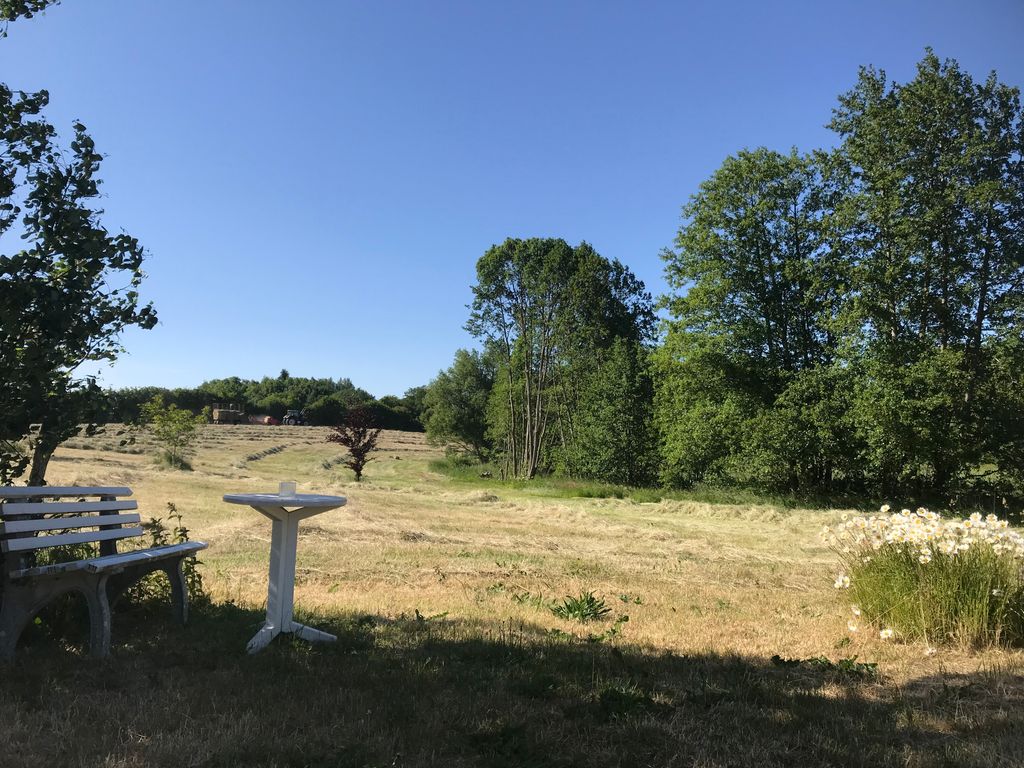 Camping à la ferme entre ruisseau et prairies
