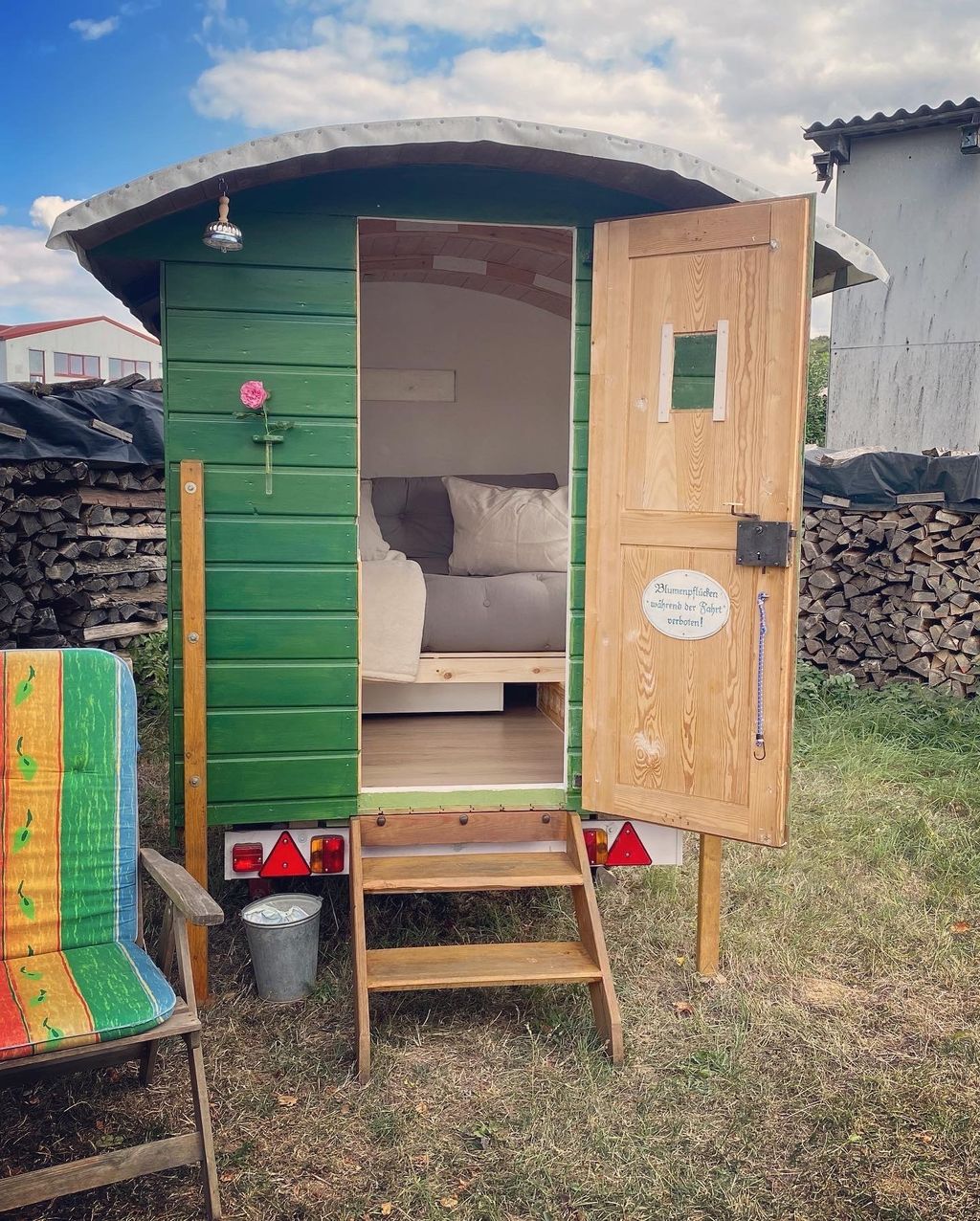 Schnuckeliger Schäferwagen auf der Alpakawiese