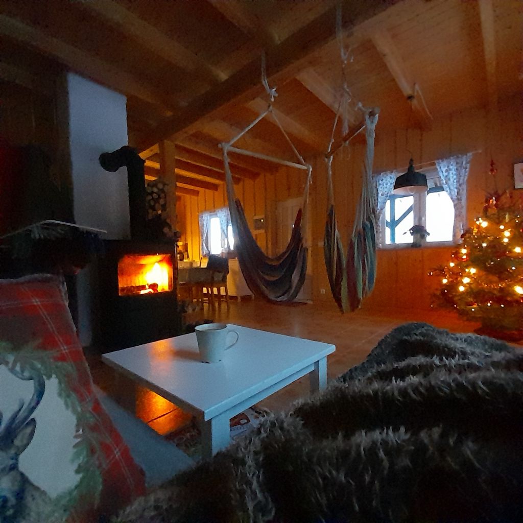 Cabaña de madera al borde del bosque cerca de la costa del mar Báltico