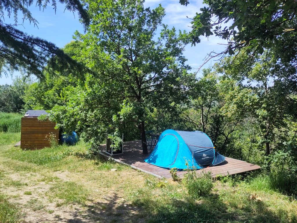 Acampada salvaje en las colinas cercanas a Bolonia