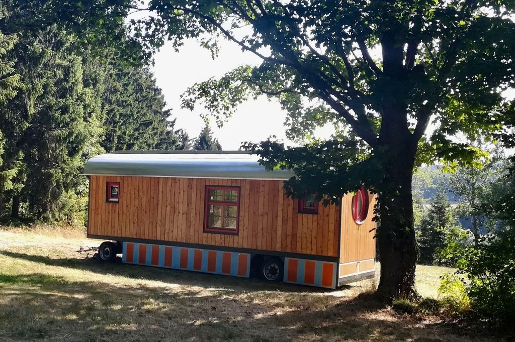 Casa minuscola nella Foresta della Franconia, proprio ai margini del bosco