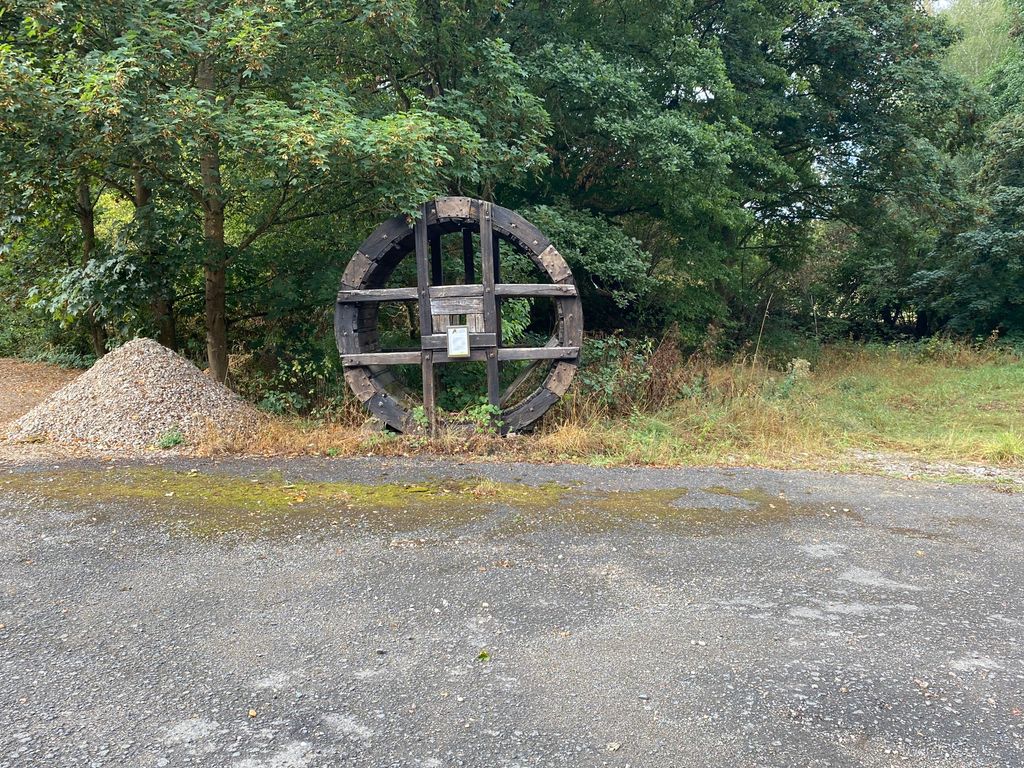 Emplacement situé juste devant la roue à eau historique