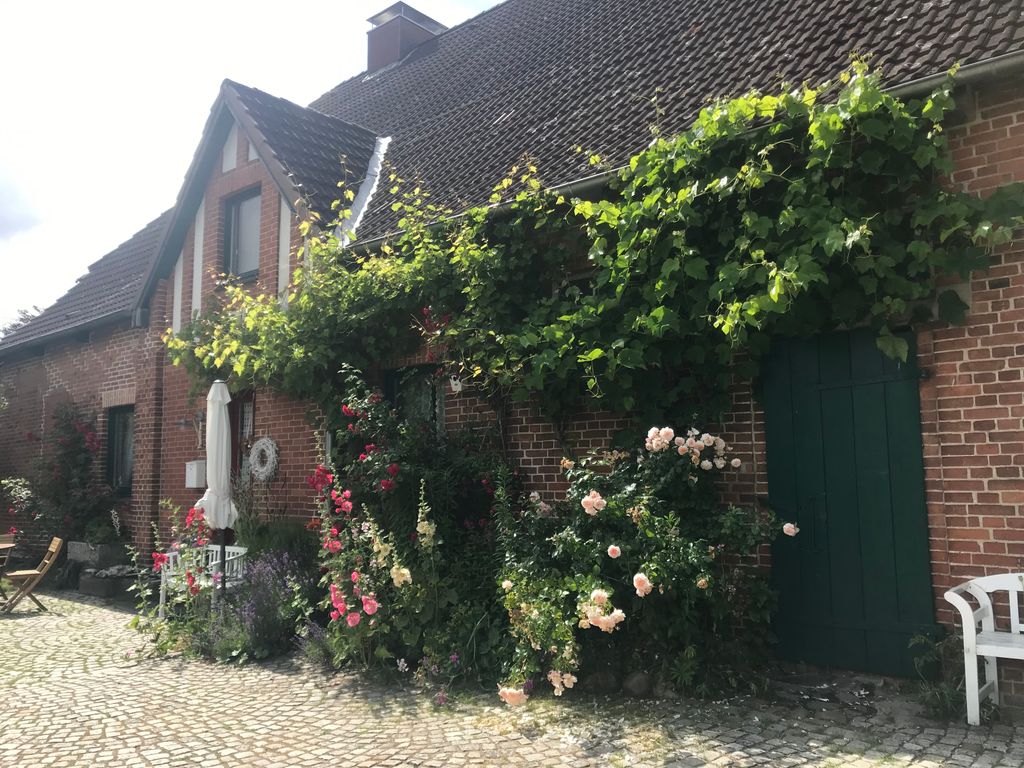 Camping à la ferme entre ruisseau et prairies