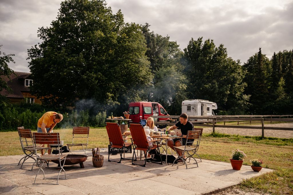 Rancho con caballos y ganado en el canal Ems-Jade