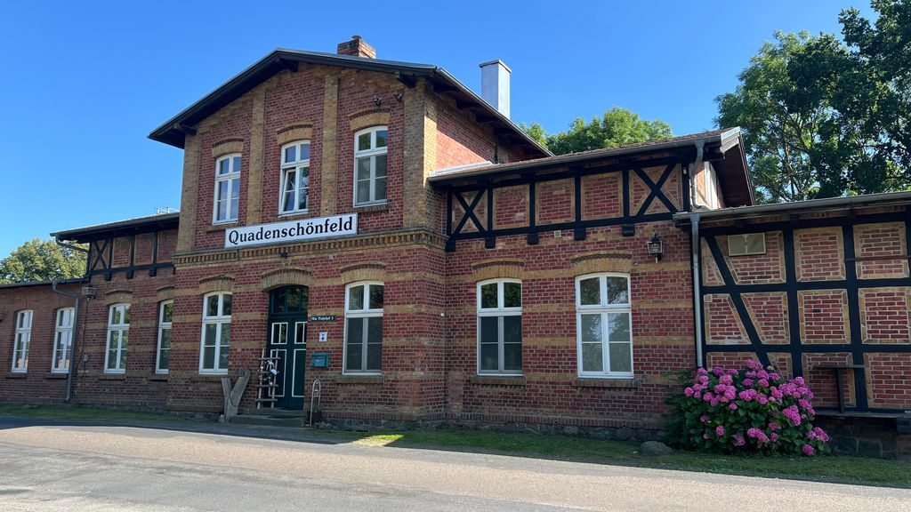 Antica stazione ferroviaria nel distretto dei laghi del Meclemburgo