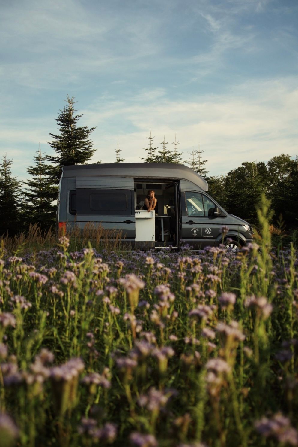 Camper inmitten eines Lavendelfeldes