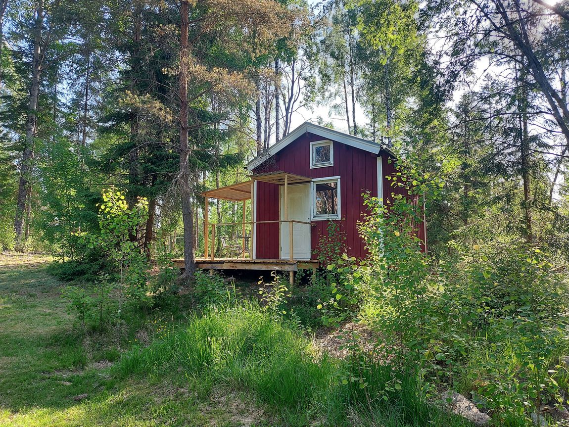 Tiny-House " Lodjur " Cabin am See in Südschweden 