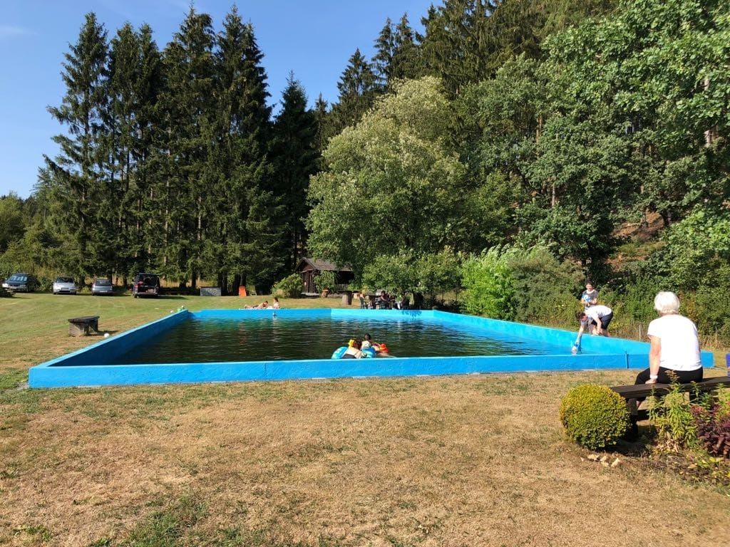 Campeggio presso la piscina naturale in mezzo alla foresta