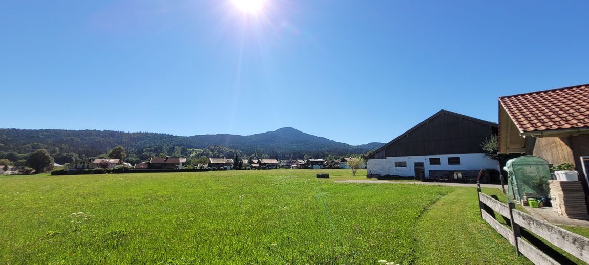 Trauntal Camping im Chiemgau mit Bergblick