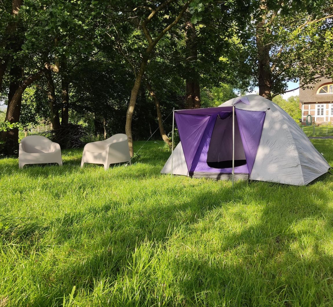 Campeggio sotto gli alberi tra Amburgo e Cuxhaven