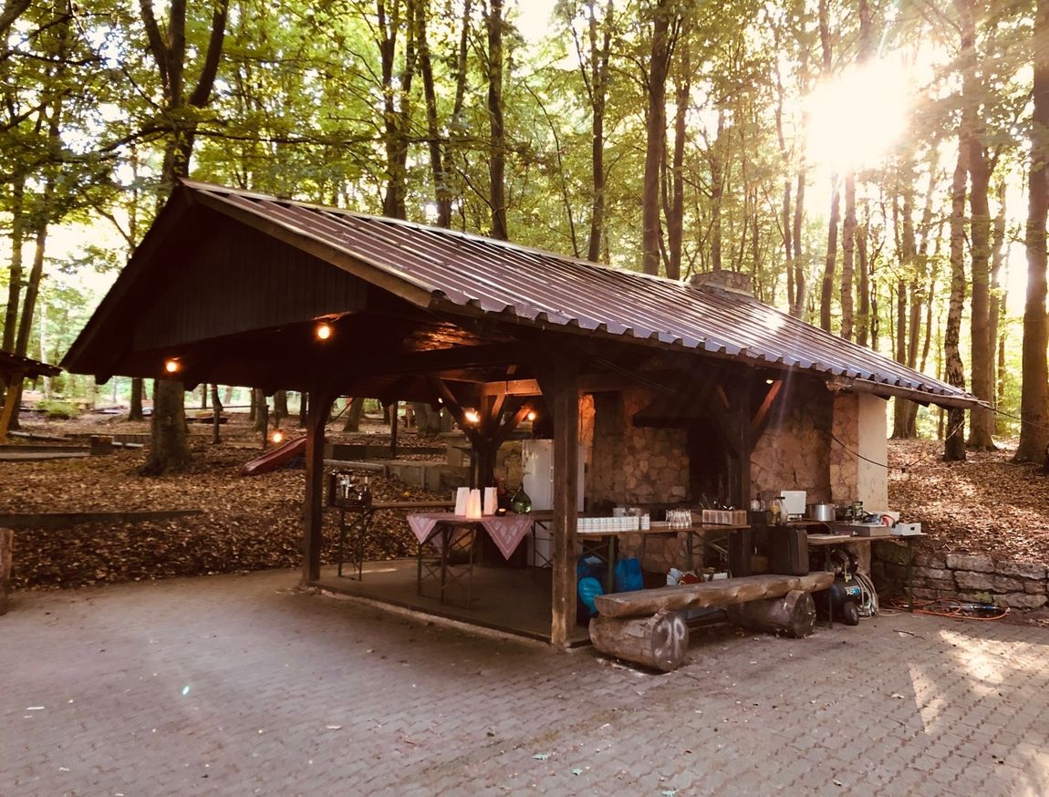 Schlaf-Wald-Shelter im Buchengrün