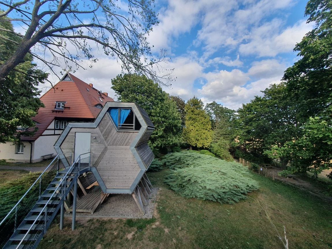 Honeycomb house tree house- only 800 meters to the Baltic Sea