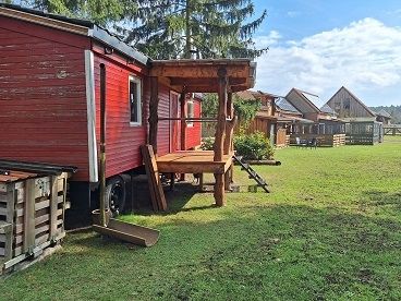"Ab-Hänger"-Tiny-Haus auf dem Land neben Tieren