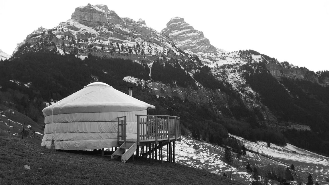 Yurt with mountain panorama & hotpot in Engelberg steel