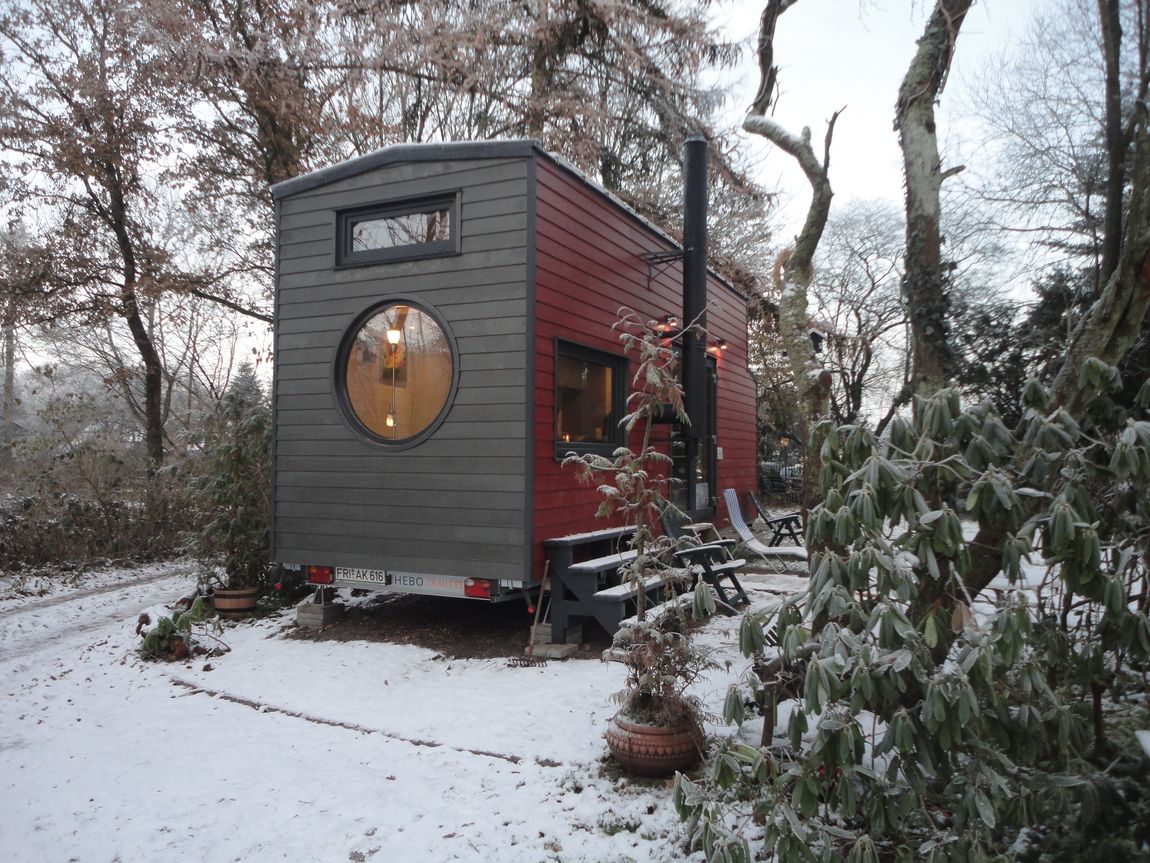 Tiny-House on wheels umgeben von Wäldern und Seen
