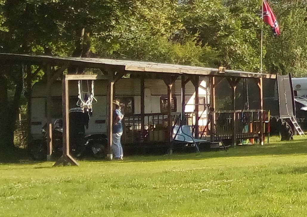 Wohnwagen mit Countryflair an der Seenplatte