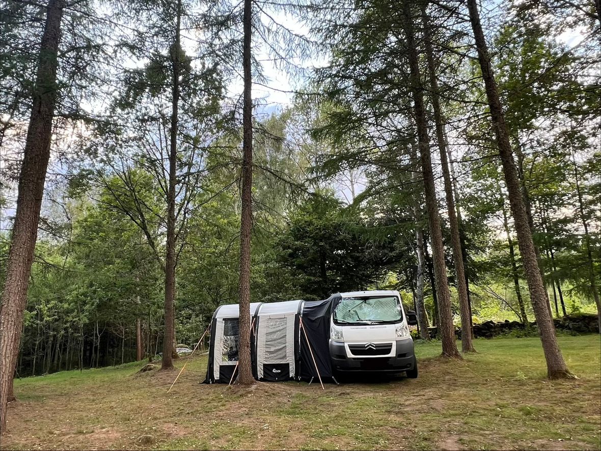 Camper mit Vorzelt (2,50 tief)