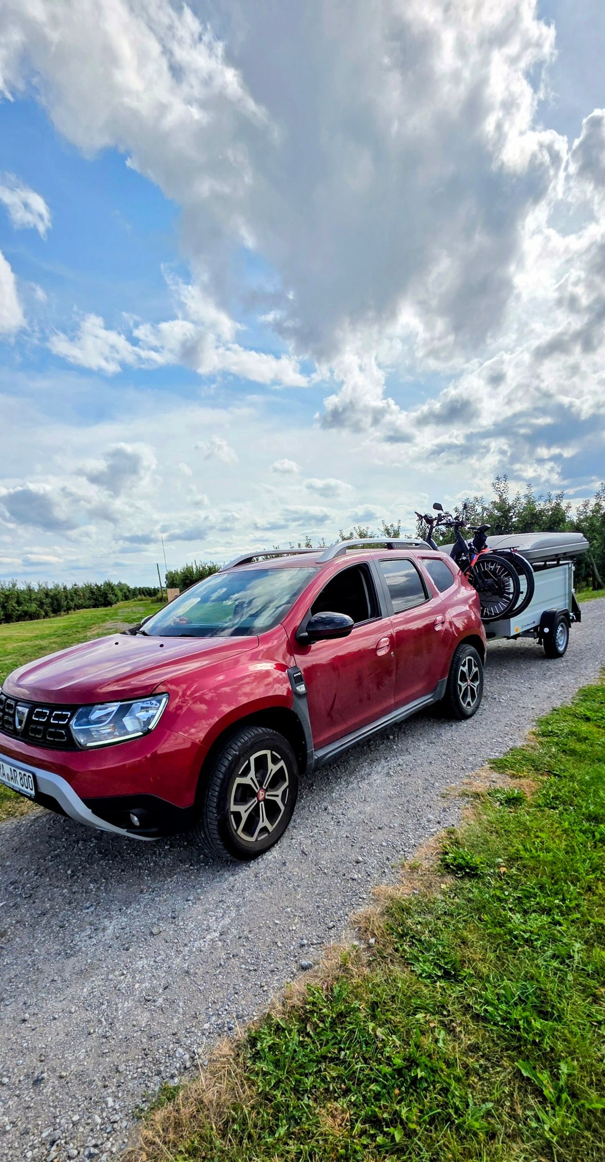 Duster mit Dachzeltanhänger und Vorzelt
