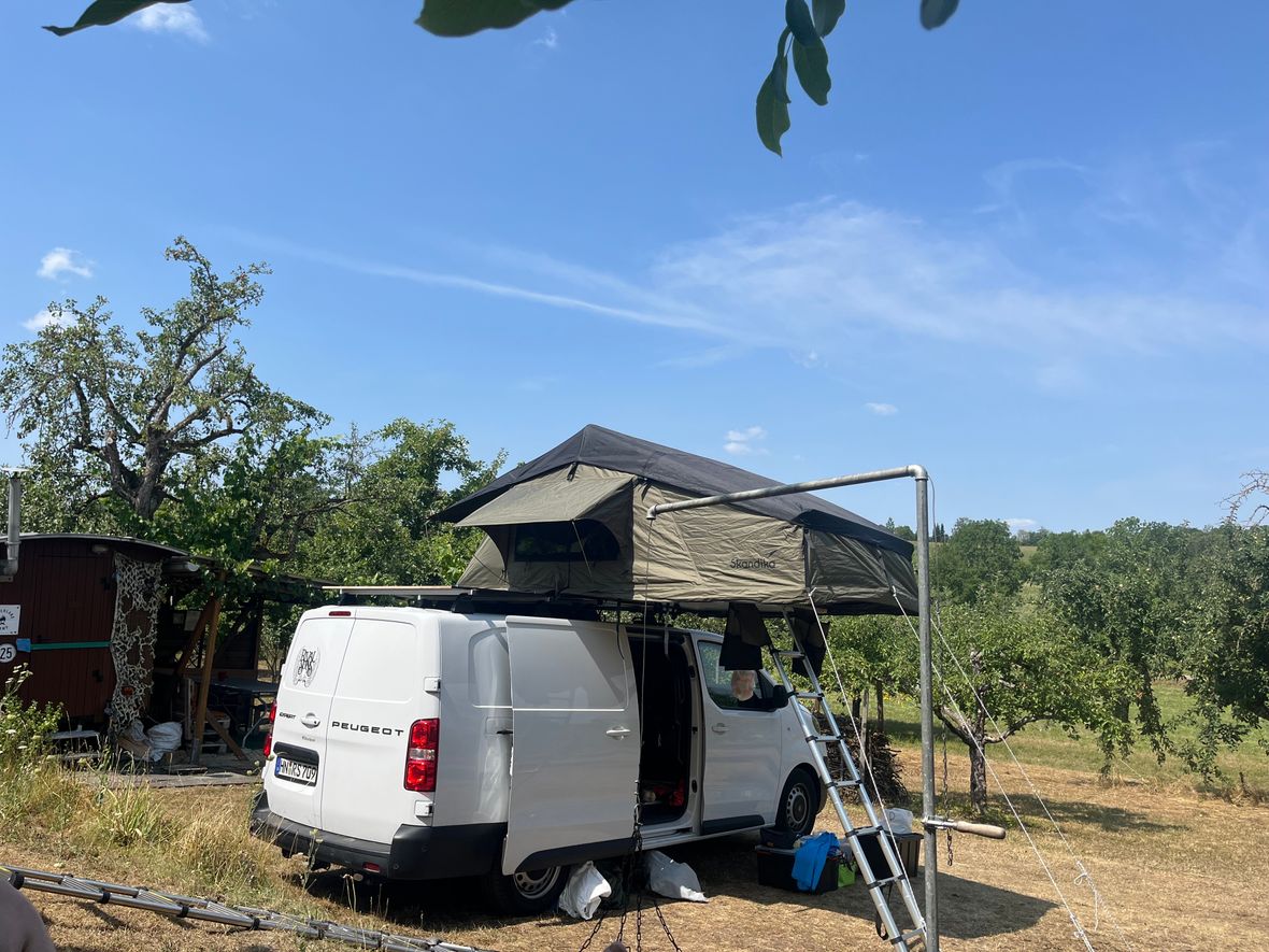 Transporter mit Dachzelt
