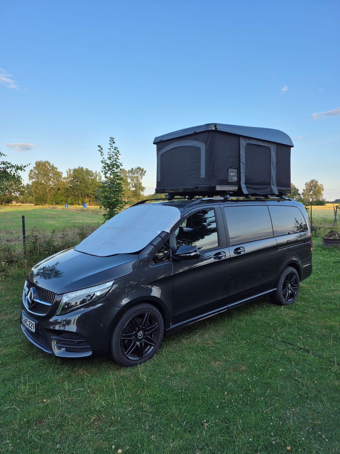 Van mit Dachzelt