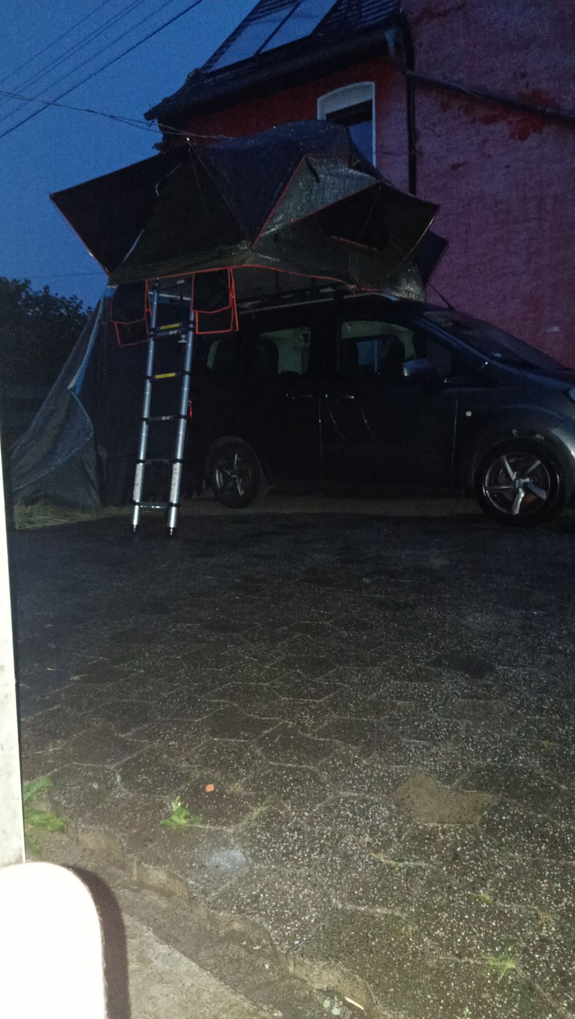 Minivan mit Dachzelt