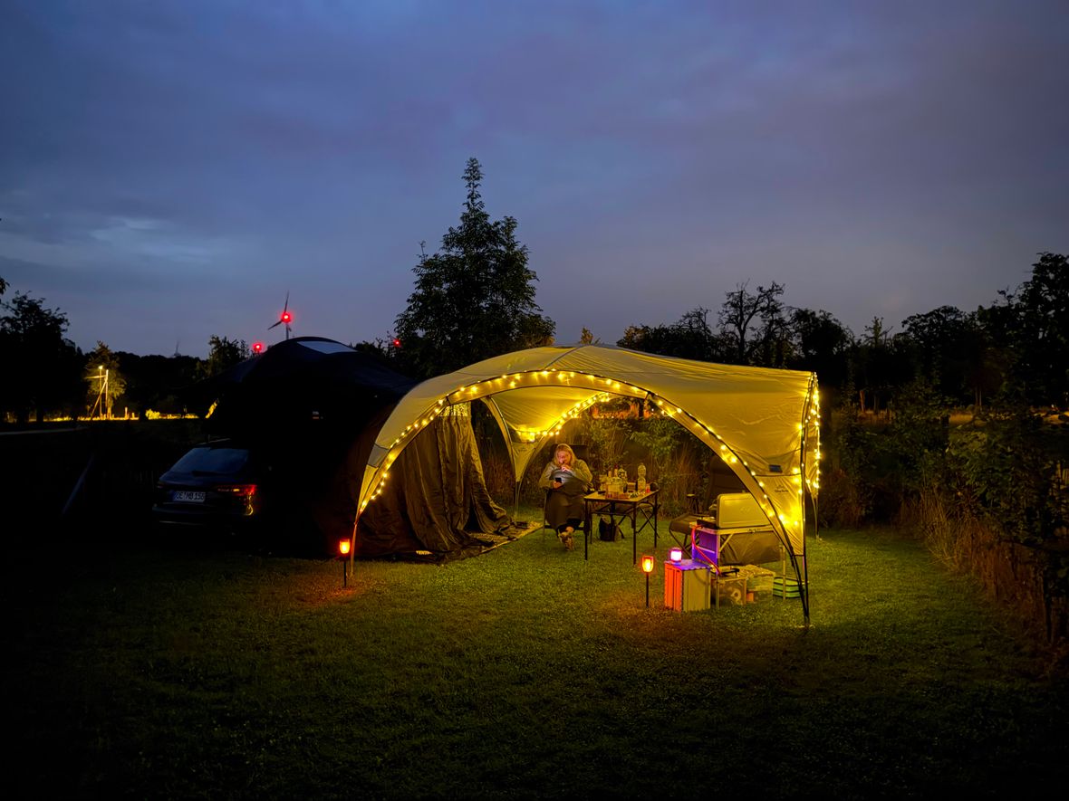 Dachzelt mit Pavillon im dunkeln