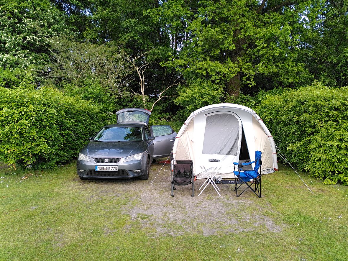 Seat Leon und Zelt