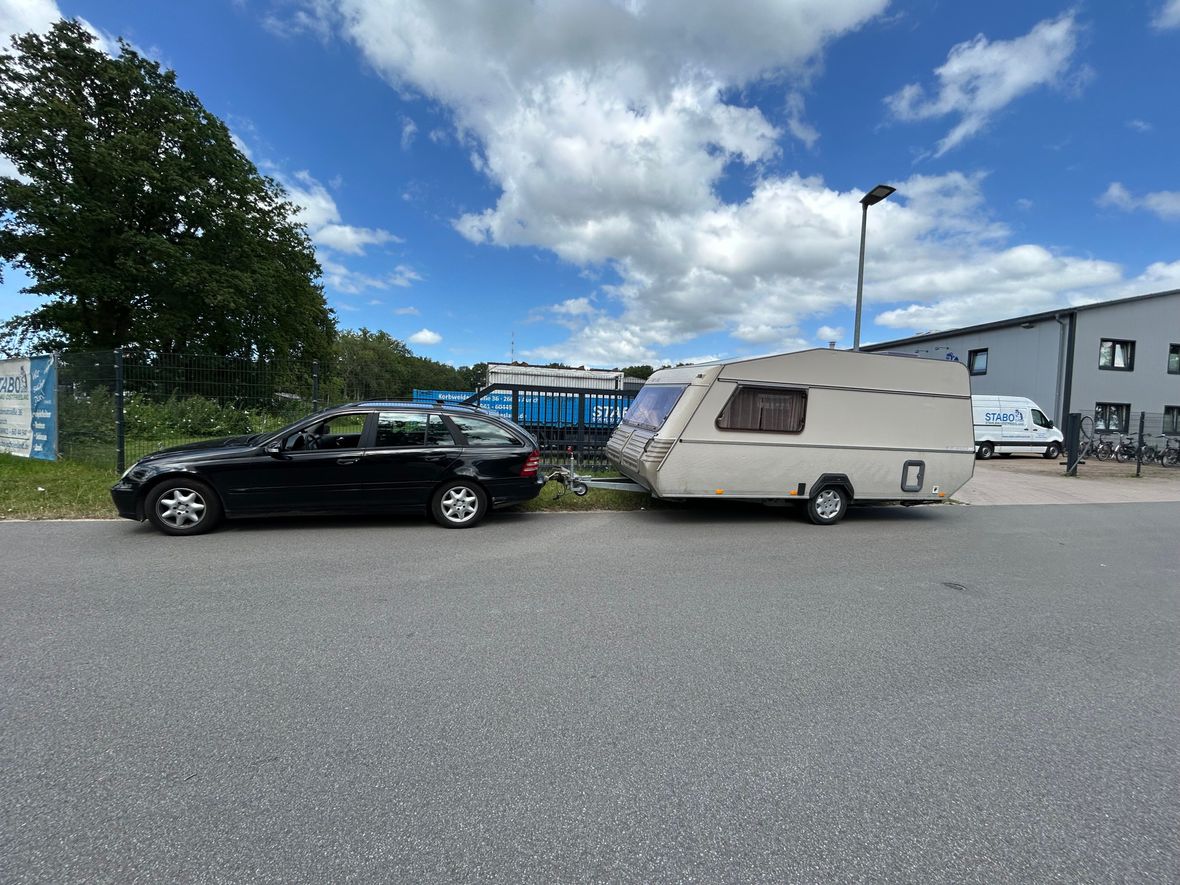 Benz mit Wohnwagen