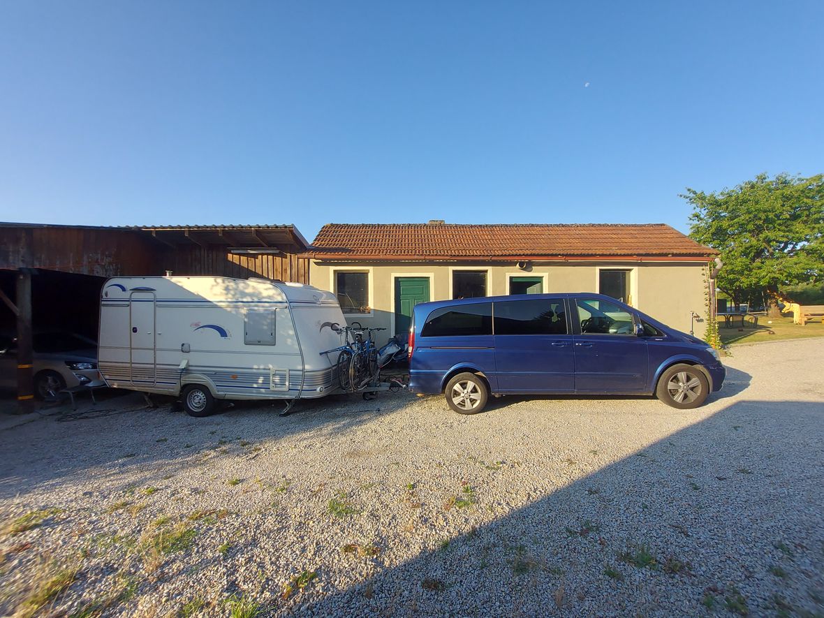 Mercedes Viano + Wohnwagen