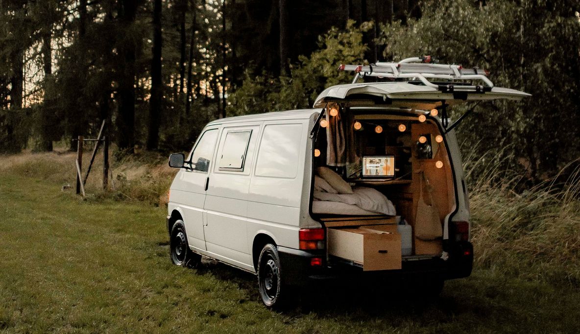 VW-Camper auf einem Stellplatz von hinterland.camp, Ordnung im Van