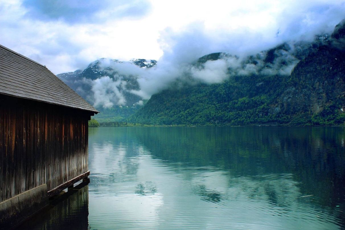 kleine Hütte an einem See in den Bergen