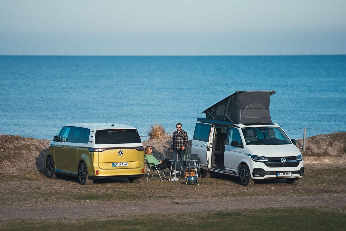 VW-Camper stehen auf einem Privatcamping Platz von hinterland.camp direkt an der Nordsee hinter den Dünen des Strandes in Alleinlage