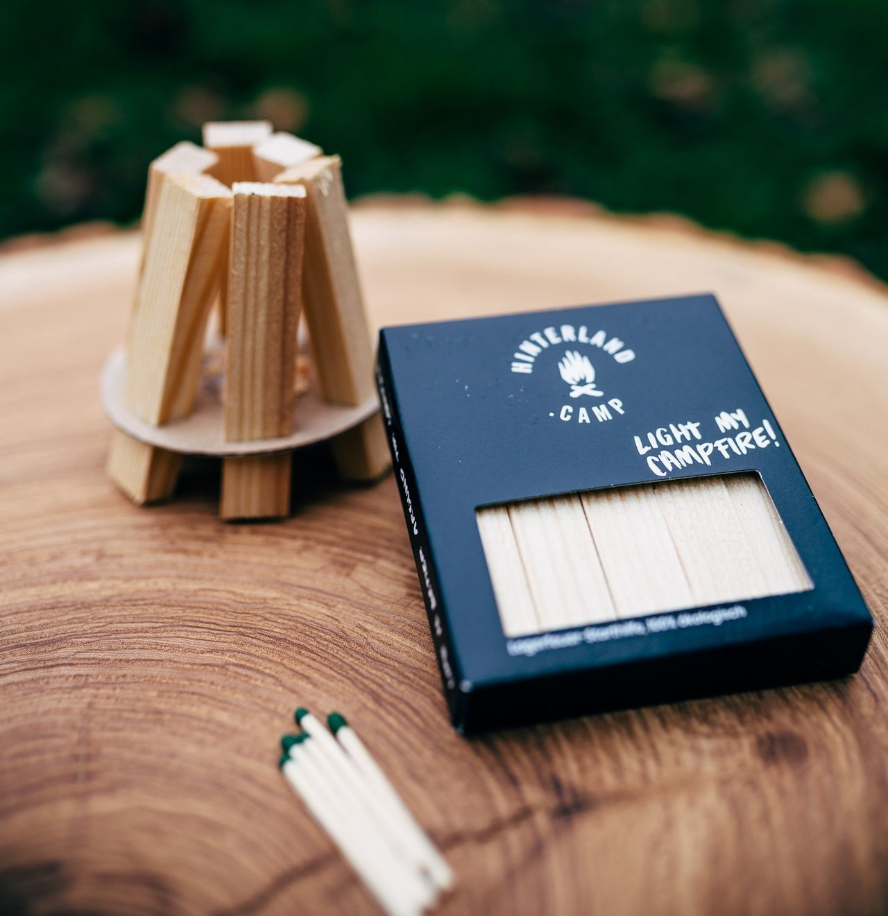 Ein Feuerstarter-Kit - das ist ein Hilfsmittel, um Lagerfeuer anzuzünden - liegt auf einer Holzscheibe