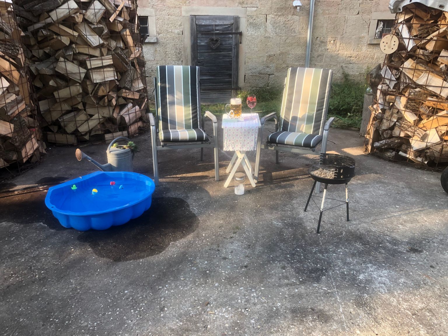 Sitzgelegenheit und Grillplatz