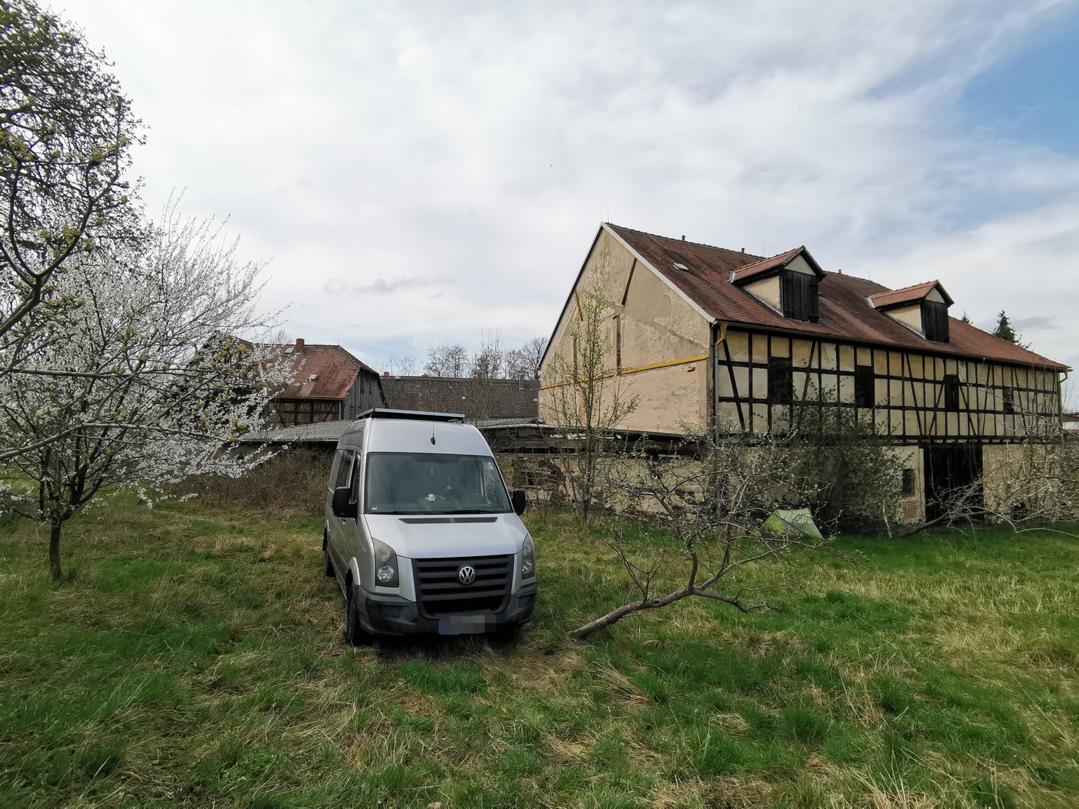 ... mit Blick auf die Fachwerkscheune