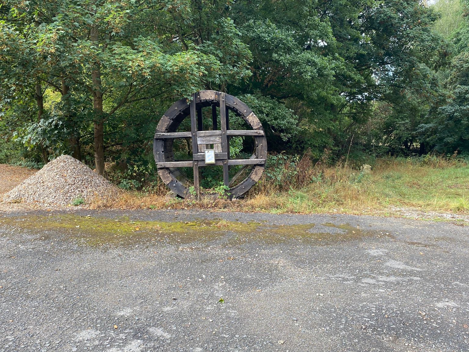 Emplacement situé juste devant la roue à eau historique