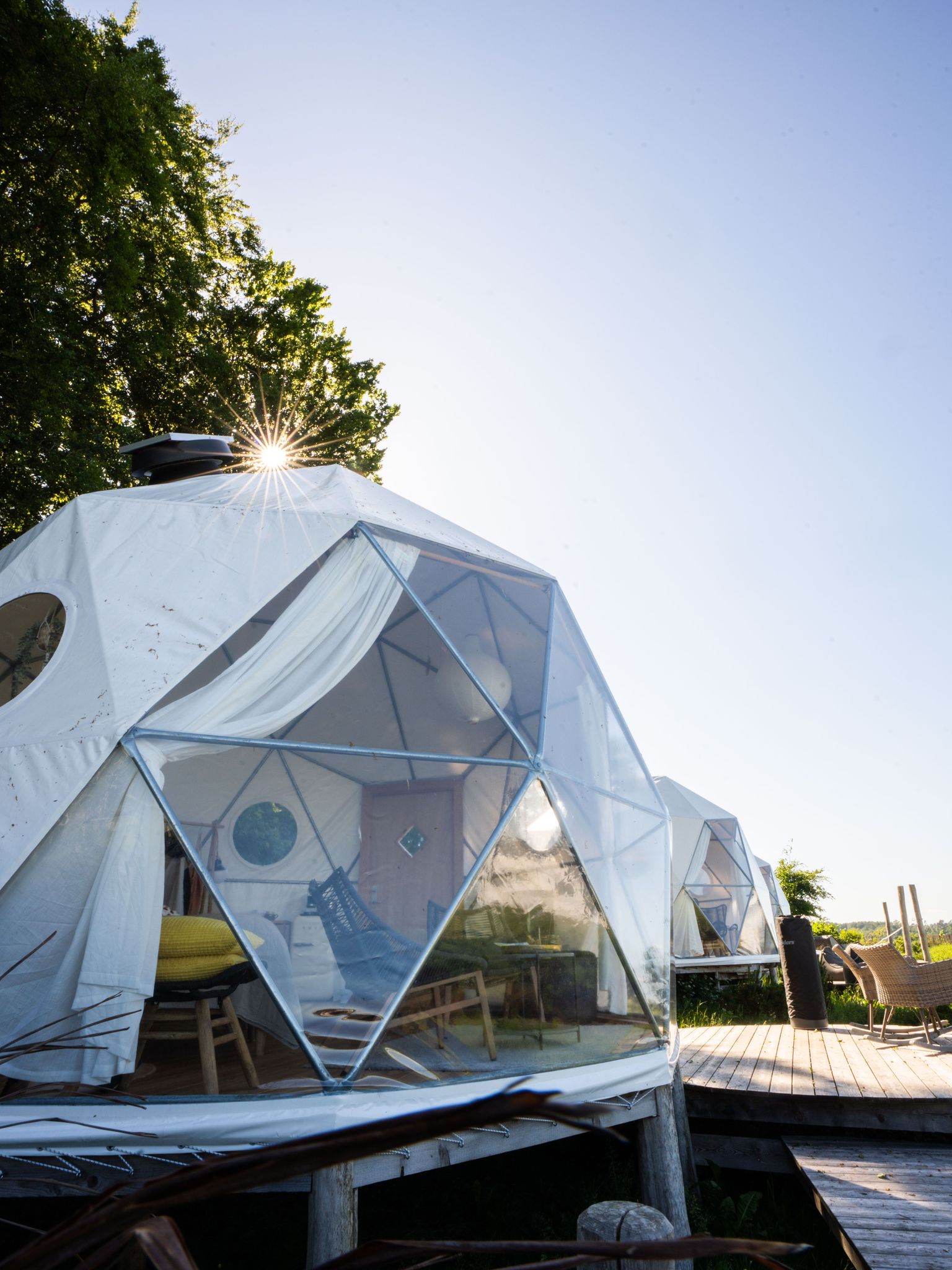 Besonderes Glamping-Zelt bei Sonnenuntergang, welches man über hinterland.camp buchen kann