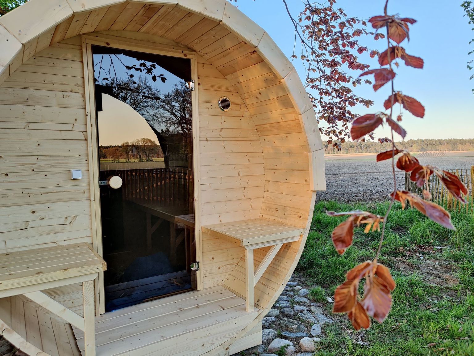 Fas-Sauna mit Blick über die Felder auf dem Wellness-Camp von hinterland.camp