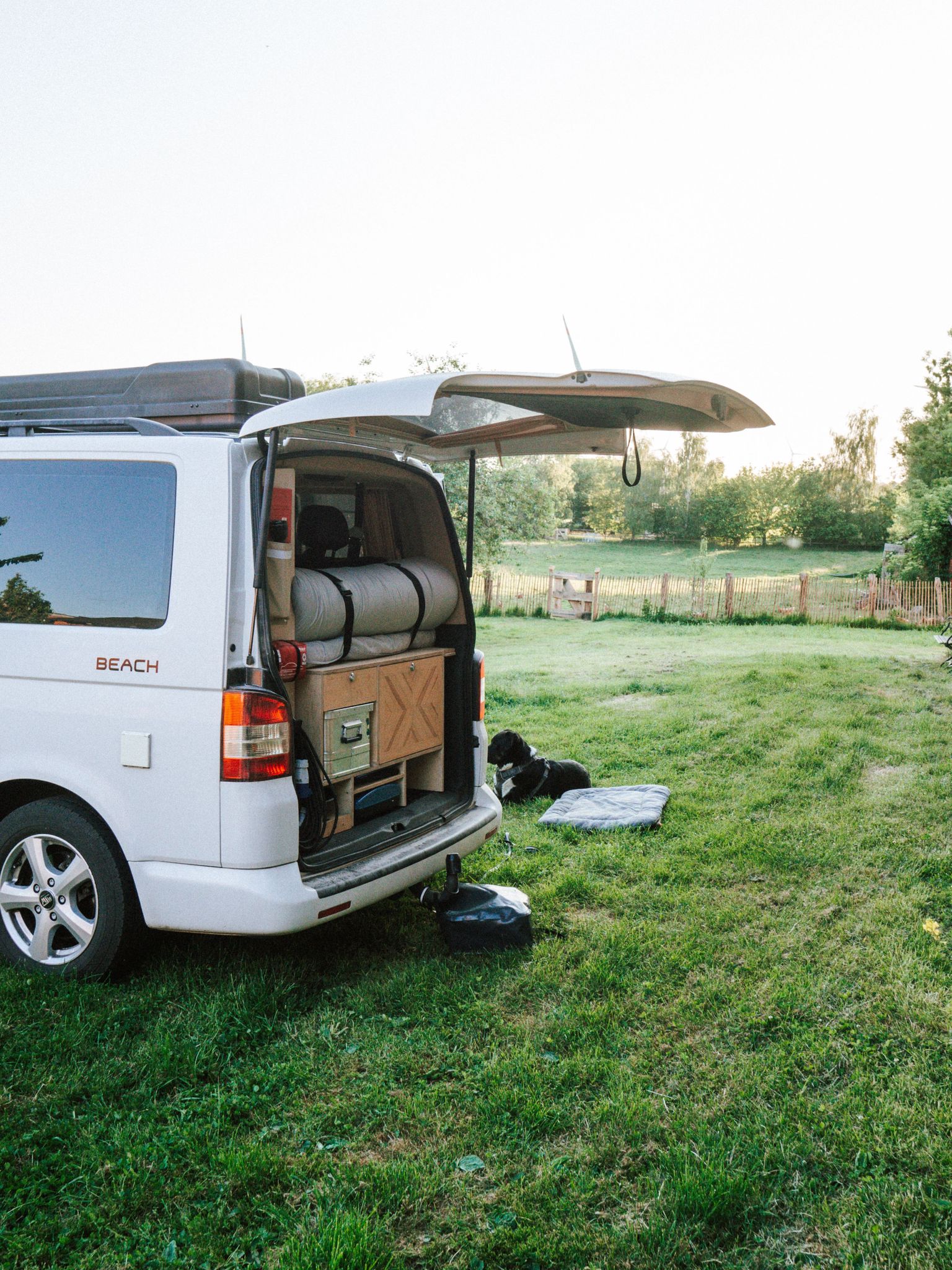 Camper steht auf einem Camping-Stellplatz auf einem Bio-Bauernhof an der Ostsee