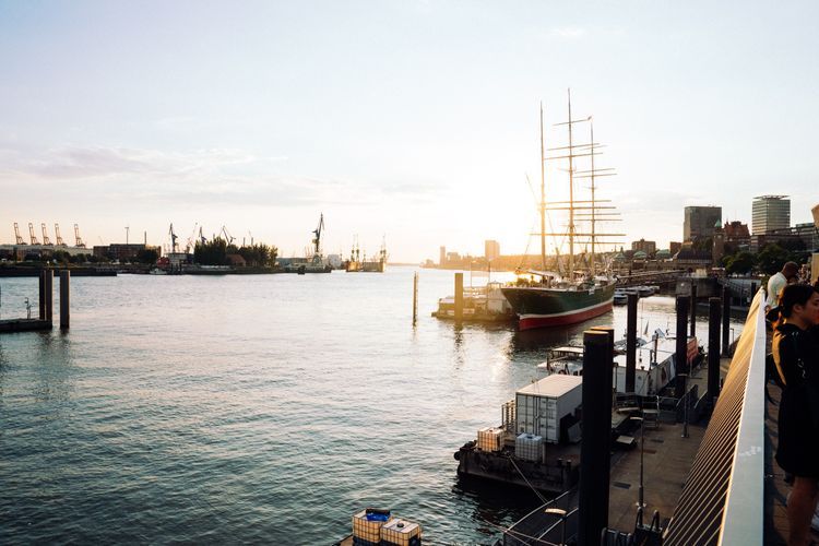 Elbe mit Container-Schiffen zu Sonnenuntergang