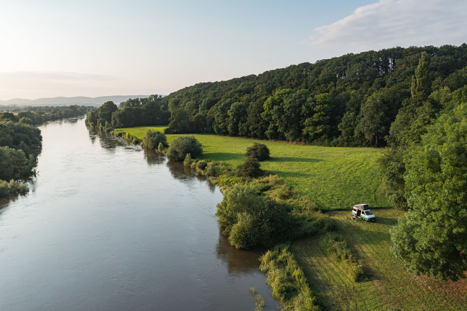 Camping Stellplatz Camping auf einem Privatgrundstück an der Weser, der Camper steht direkt am Wasser