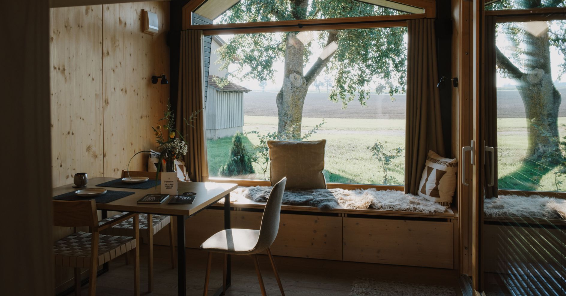 Tiny House "Hilde" mitten in der Natur, mit Blick auf die Wiese aus dem deckenhohen Fenster