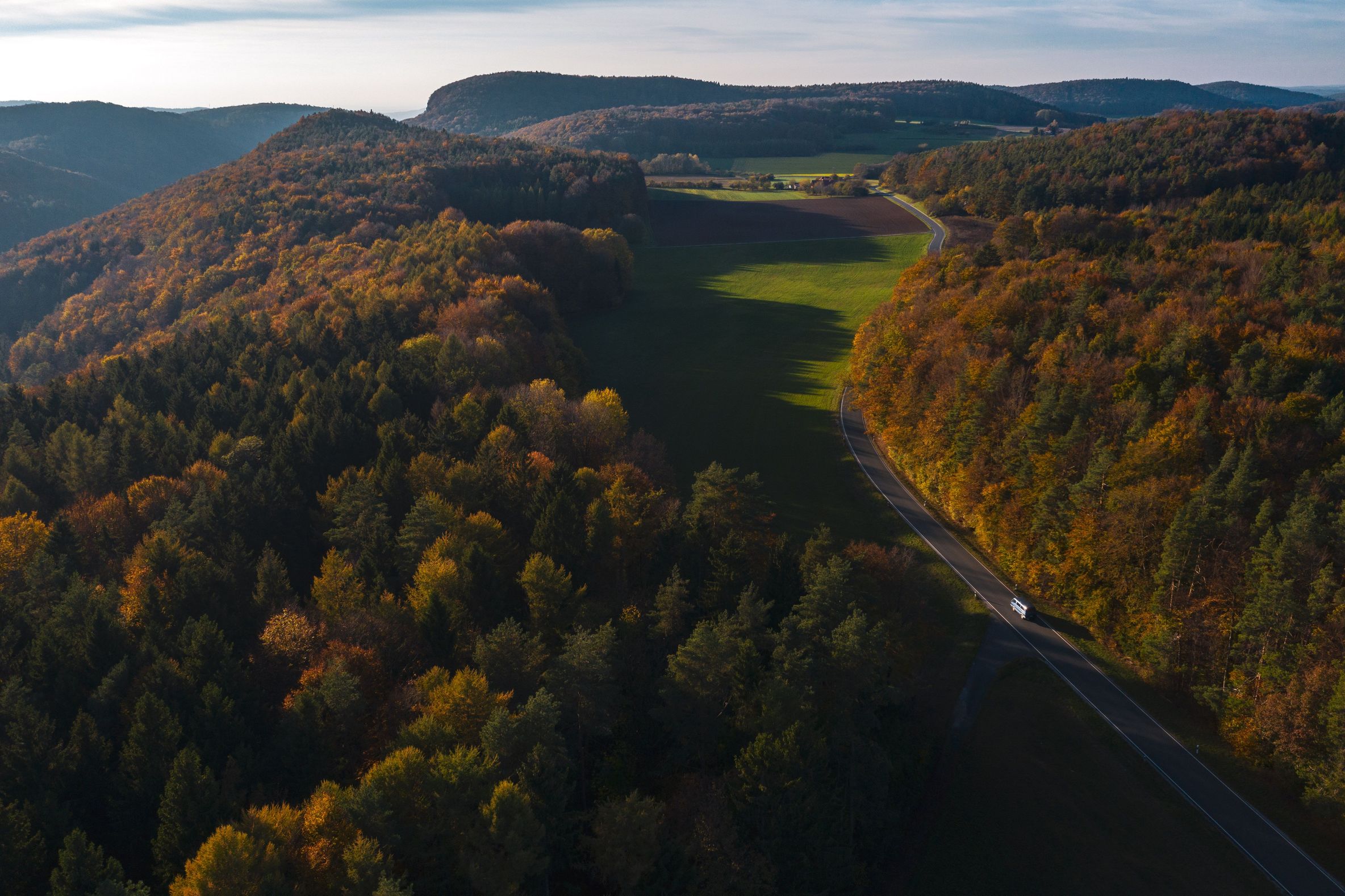 Schönes Panorama der bewaldeten Berge in Bayern