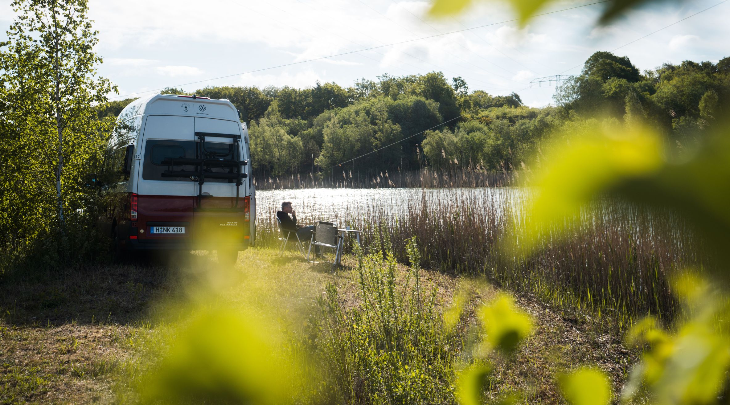 Camper steht auf einem Stellplatz Geheimtipp direkt am See auf Rügen, gefunden auf hinterland.camp